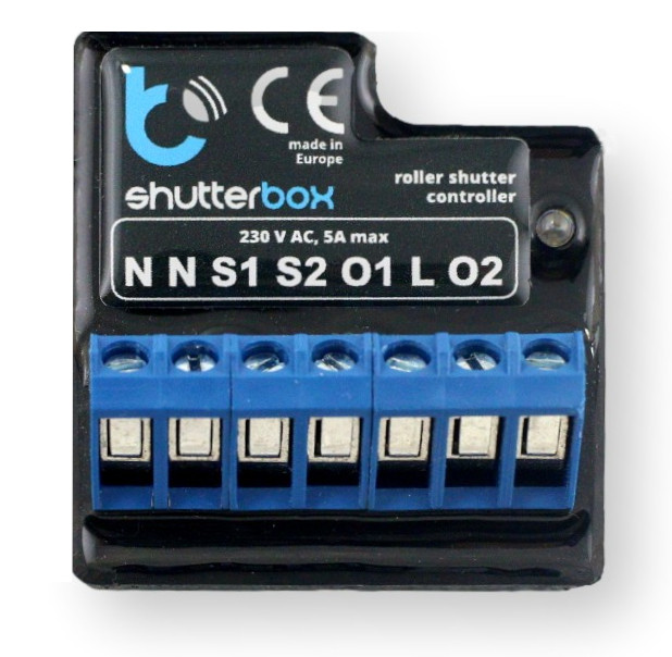 ShutterBox – kontroler rolet. Sterowanie roletami 230 V AC, 5A max. Czarny design, logo Shutterbox, znak CE, made in Europe.