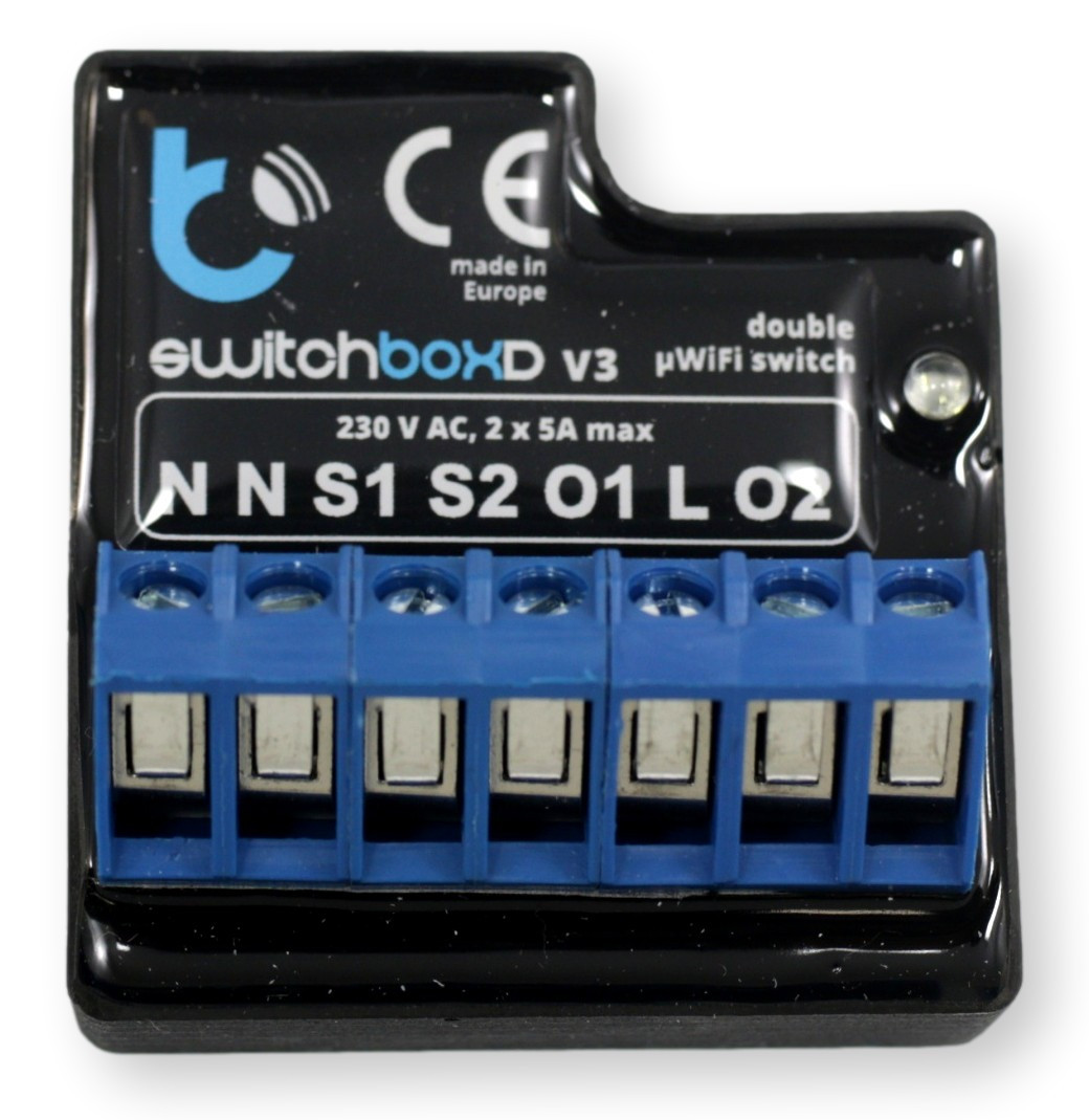 switchBoxD v3 – przenośny przełącznik WiFi, 2 kanały, 230V AC, made in Europe. Czarny design i niebieskie terminale.