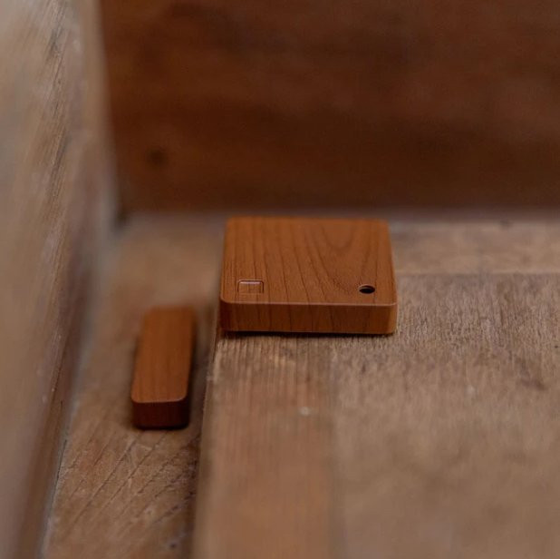 Shelly BLU Door Brown - czujnik drzwi Bluetooth w kształcie drewnianego elementu