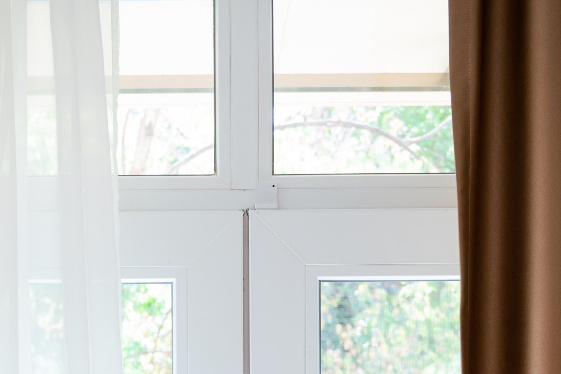 Czujnik Shelly BLU Door Window ZB Shelly BLU Door Window ZB czujnik otwarcia Zigbee Bluetooth zamontowany w oknie